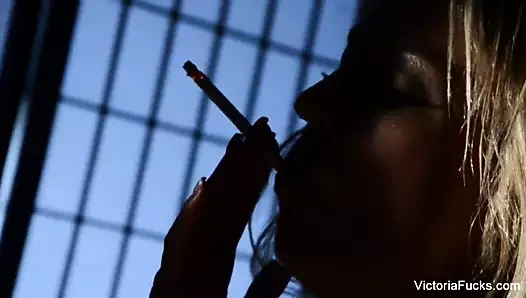 Victoria beyaz sigara içiyor ve mastürbasyon yapıyor