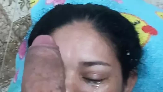 Güzel kız arkadaş gırtlağına kadar emiyor