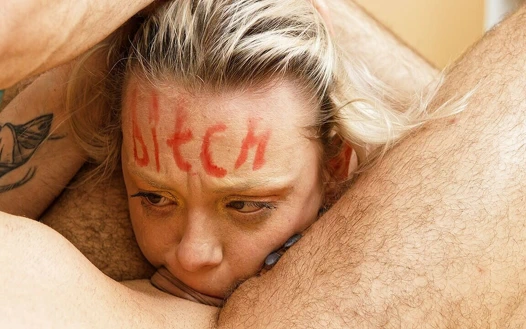 Sıska kaltak aşırı sert yüzünü sikiyor