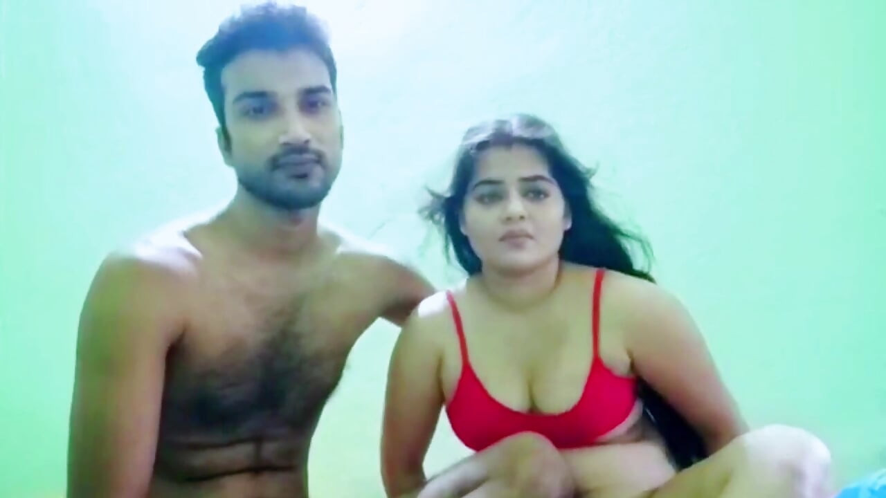 Hintli seksi sevimli kız ön sevişmeden sonra sert seks yapıyor