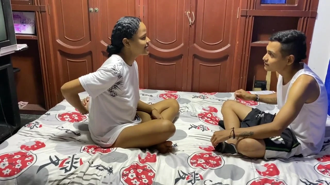 मैं अपने सौतेले भाई के साथ विकृत खेल खेलता हूं ताकि वह मेरी चूत को चोद सके।