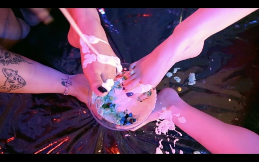 Pamuk şeker ve krem içinde dağınık ayaklar