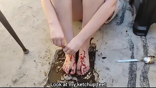 Ayaklar kir ve yemekle oynuyor