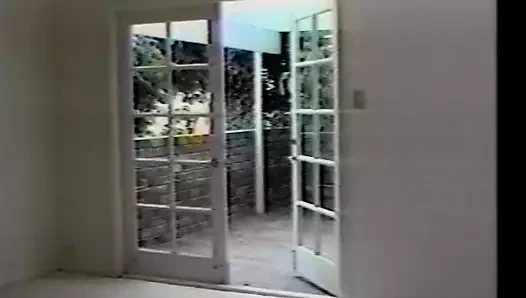 Maskeli adam kıçından polis sikikleri ve göğsüne cums