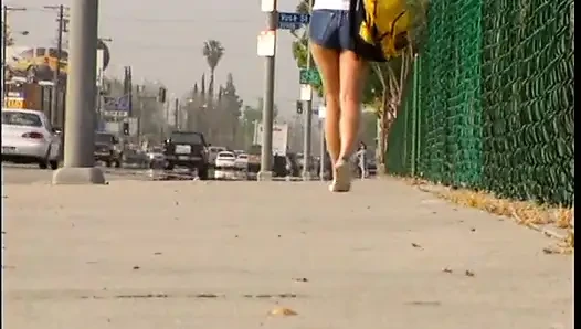 Seksi genç kızın yüzüne boşalıyor