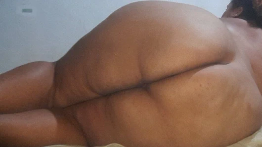 Arkadaşımın annesi odasında büyük götüyle beni baştan çıkarıyor.