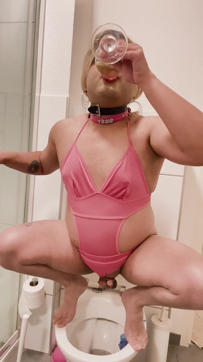Kadın kılıklı kadın sandy anal dildo sikişi, göt yumurtası doğumu ve sidik tadı ve oinks