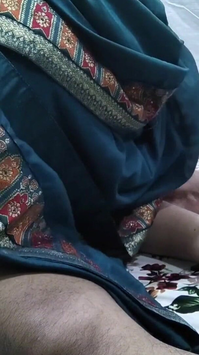 Sexy Bhabhi Ko Ghar Me Jakar Land Chuswvaya 💦 | Clip 1