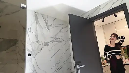 Yeni sekreter uzun boylu seksi azgın esmer bebek banyoda gözlüklü birçok kamera için pozlar