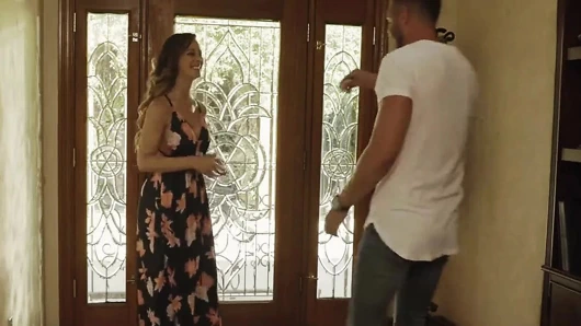 Arkadaşımın ateşli üvey annesi azgın, ben de ona iyi bir sik verdim