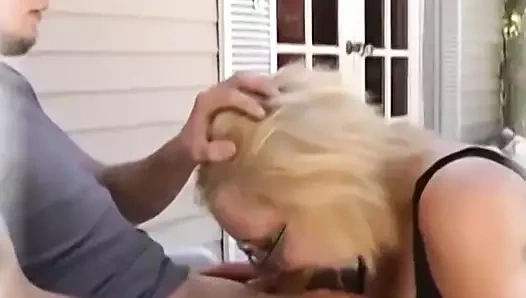 Sevimli kiraz bir çubuk darbeler ve açık havada çarptım parmak alır