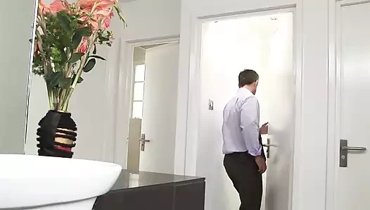 Tombul sarışın fahişe azgın patronunu banyoda sikiyor