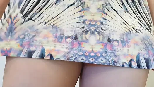 Ateşli evli kadın külotsuz seksi mikro elbiseler deniyor.