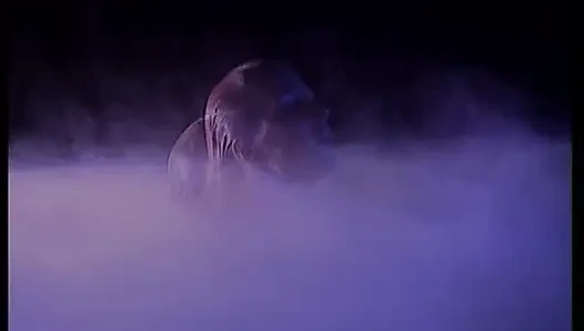 Büyük göğüslü sürtük delikanlının yarağına biniyor ve sonra içeride dölleniyor