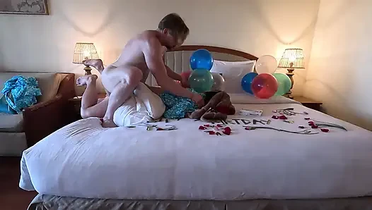 Bir otel odasında üvey annemle ilk sikiş, onun doğum günü