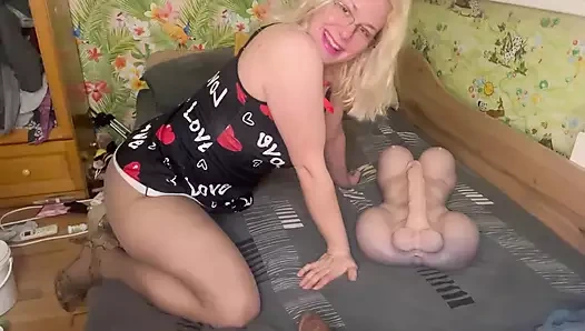 Azgın sürtük sevgilisi Paco ile üçlü seks için travesti getiriyor