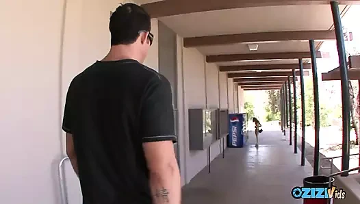 Sevimli Cali kameraya sert boşalmak için mükemmel