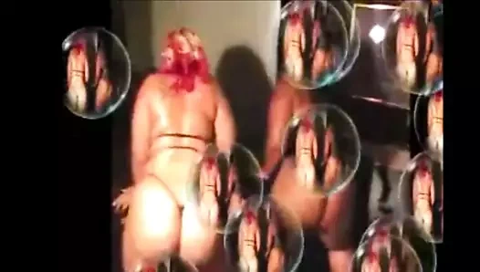 İki siyah seksi bbw striptizci o kıçı patlatıyor!