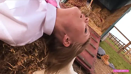 Komik adam diğer sikişi izliyor ve sonra sürtük sarışından anını alıyor