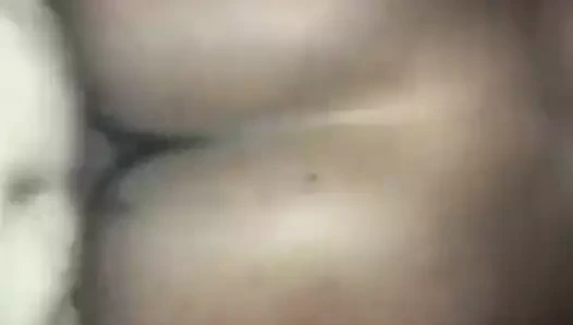 Büyük kıçlı kraliçe arkadan alır