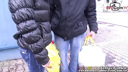 Alman evli kadın sokakta aldatıyor