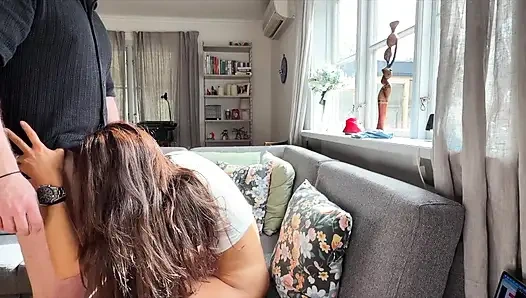 Une MILF incroyable se fait baiser brutalement et reçoit un énorme creampie le voir dégouliner de sa chatte.