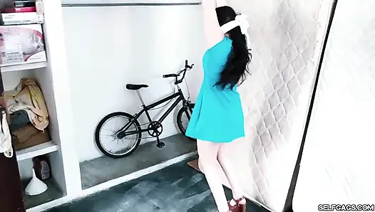 Parti kızı tavan ortasında sikiliyor