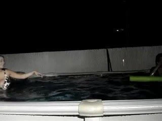 Büyük göğüslü havuz partisi kızı