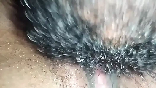Amımı ve götümü yalıyor ve bana anal dölleme yapıyor