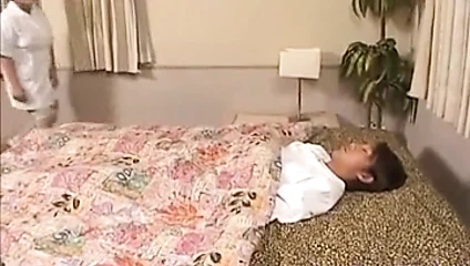 Kinu misawa busty hemşire yalıyor ve sürmek çük