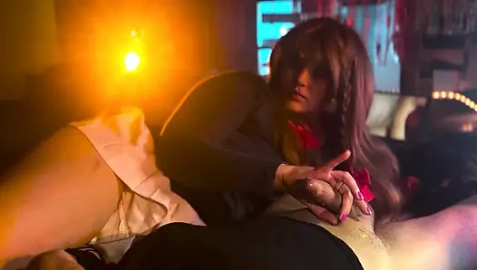 Üvey erkek kardeşimi okşuyor ve ona sapıkça bir hikaye anlatıyorum