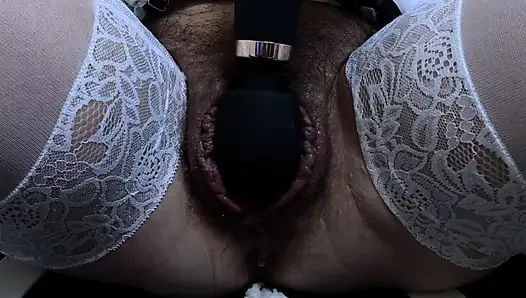 Kremsi orta yaşlı seksi kadın mastürbasyon gizli ve büyük memeler oynuyor