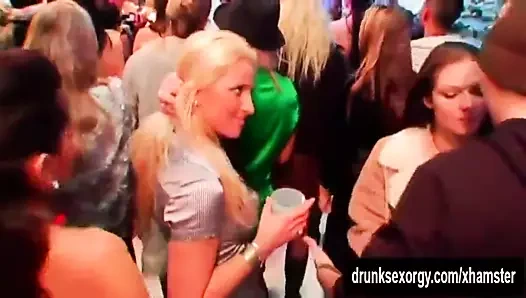 Ateşli porno yıldızları sikme içinde bir kulüp