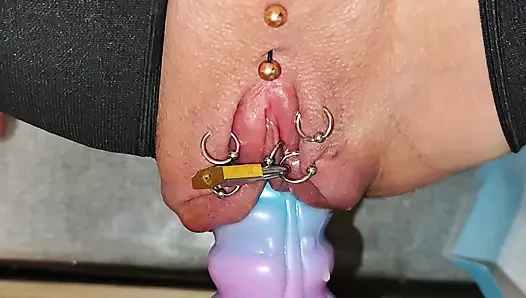 Pompalanan pirsingli amcık kilitlemeye rağmen dildoya biniyor