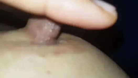 Masturbandome y lubricando mis pezones