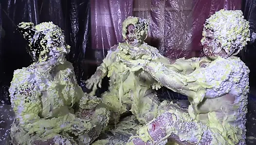 Cheyenne Hannah ve Skyler ile köpük eğlencesi