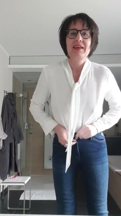 Squirt Kraliçesi Julie dışarı çıkmak için giyiniyor | Klip 1