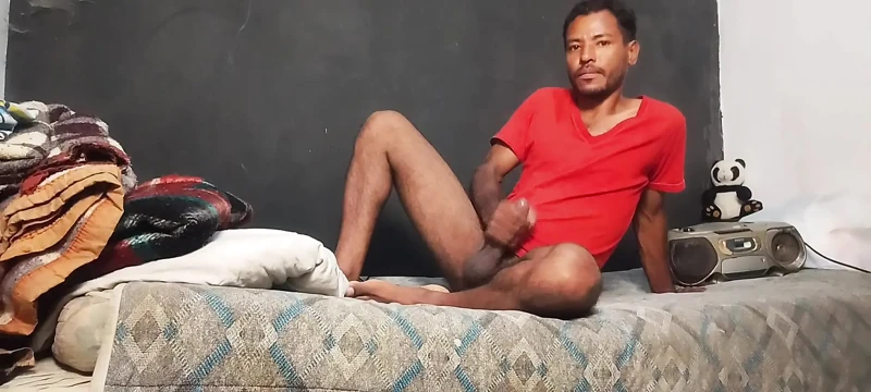 Yatak odasında siyah sik elle boşaltma