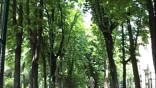 Azgın kız ağzına büyük beyaz bir yarak alıyor