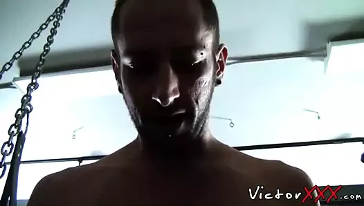 Grup seks sırasında güçlü ve kıllı erkekler barebacking