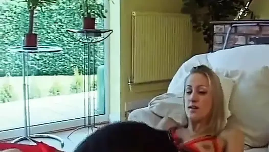 McKenzie Lee ve Angel Long ile belden bağlamalı çift penetrasyonlu seks