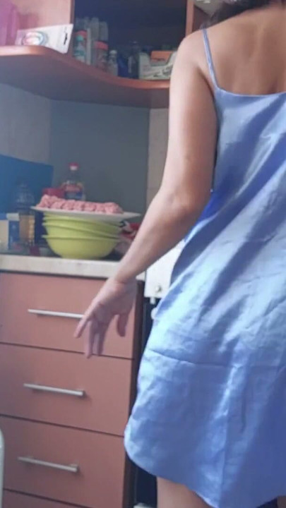 Mutfakta çıplak seksi esmer. Latin tüylü am, büyük göt, büyük göğüsler, büyük meme uçları. | Bölüm 2