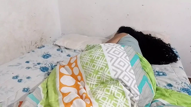 Colombian MILF with a big ass masturbates her big juicy pussy until she reaches a delicious orgasm