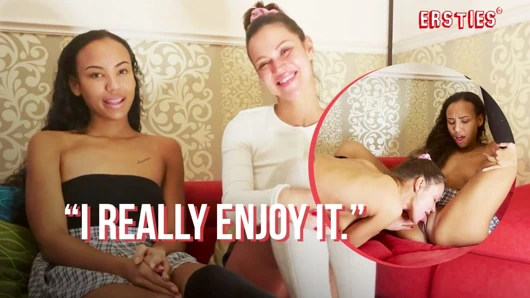 Ersties - seksi lezbiyen aşıklar sırayla birbirlerini yalıyor