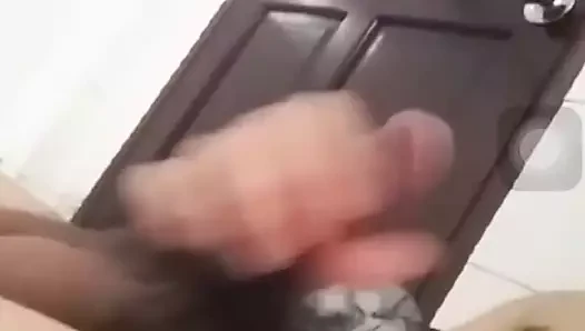 Ateşli oğlan huu bronzlaşmış gösteriyor