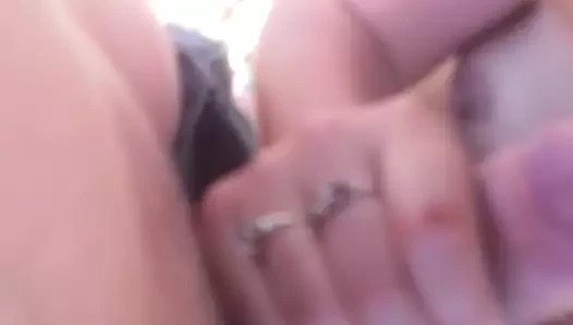 Açık havada elle muamele göğüslere boşalma