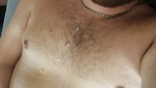 Ayı mastürbasyon yapıyor ve tam olarak fışkırtıyor