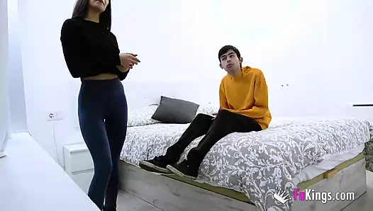 Yeni bir sekreterimiz var! Sofia tatlı sekreter hevesli aktöre amını veriyor