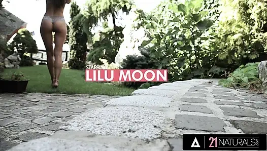 21 NATURALS - Lilu Moon csillogó kis lábmasszázs faszát aztán keményen döngetni