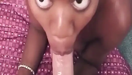Olgun orta yaşlı seksi kadın ıslak tükürük içinde büyük yarağı sırılsıklam yapıyor